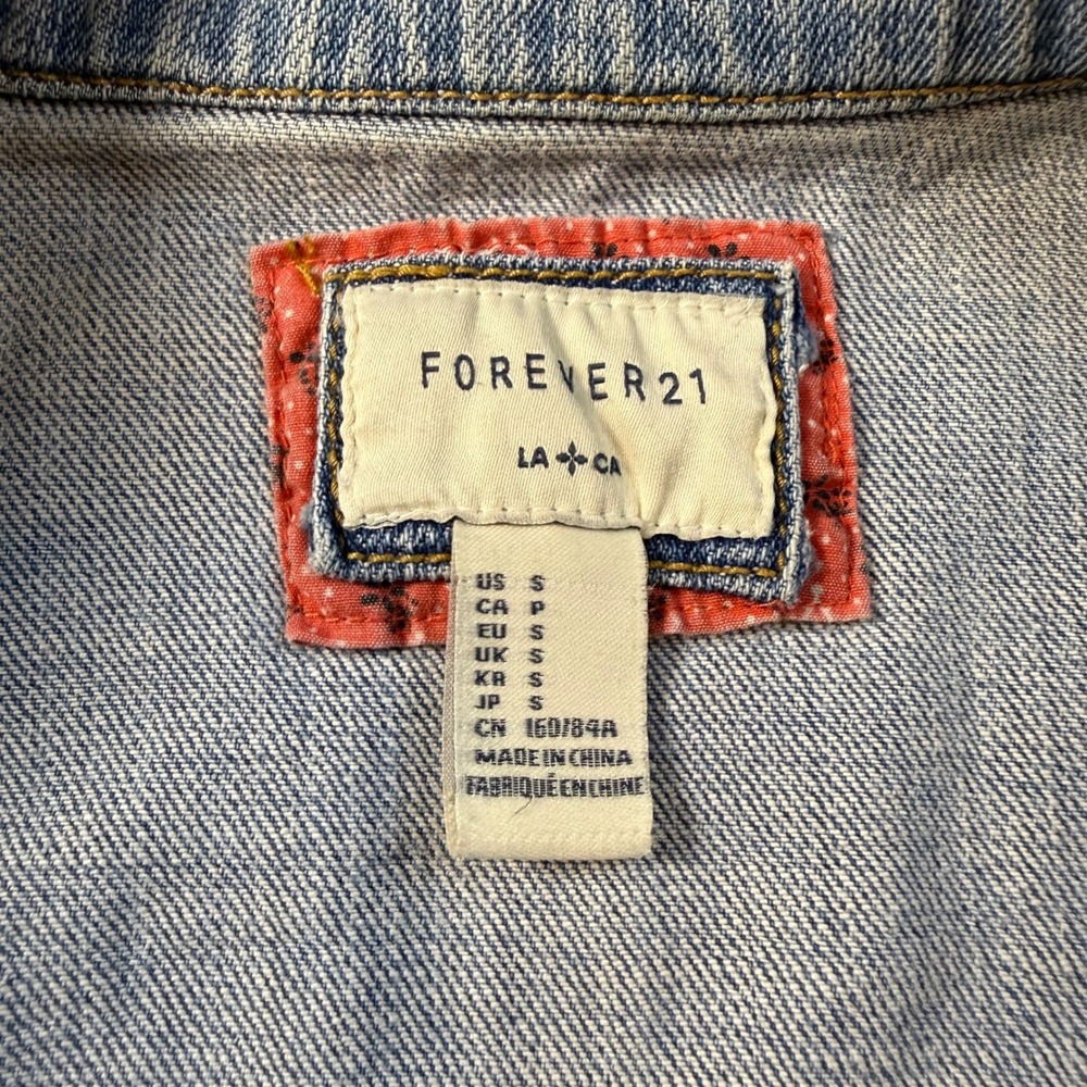Forever 21 Womens Light Wash Denim Trucker Blue Jean Jacket Long Sleeve Small - Picture 7 of 9